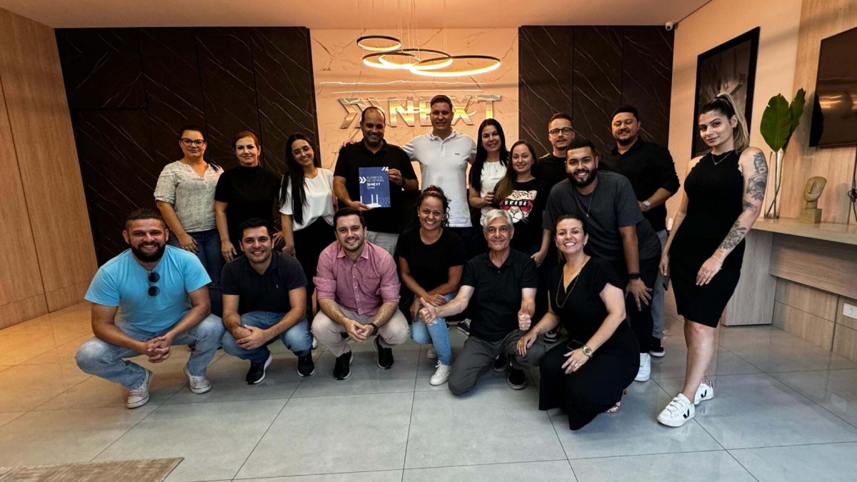 Next recebe Playbook de Vendas personalizado da Sucesso em Vendas